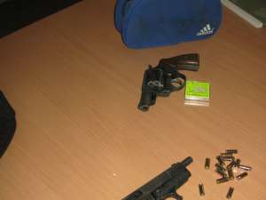 Cele două pistoale confiscate de poliţişti