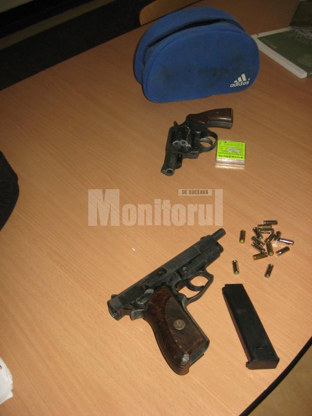 Cele două pistoale confiscate de poliţişti