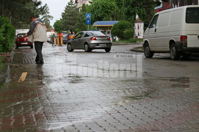 Strada Curtea Domneasca a fost inundata ore in sir de avaria unei conducte de apa potabila