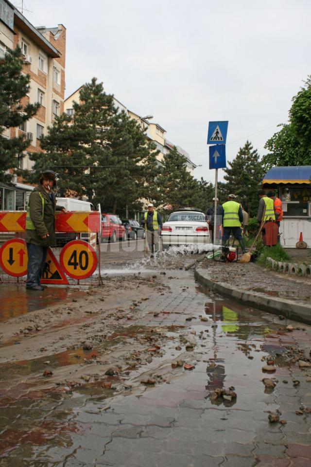 Strada Curtea Domneasca a fost inundata ore in sir de avaria unei conducte de apa potabila
