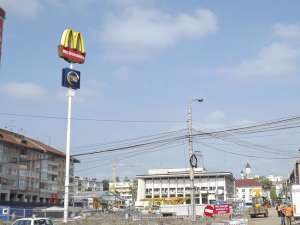 Totemul publicitar al restaurantului McDonald’s, din centrul Sucevei, va fi mutat în scurt timp în altă poziţie