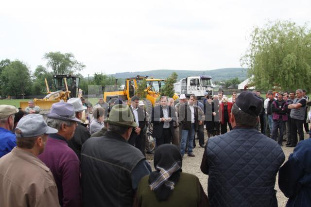 Gheorghe Flutur s-a aflat ieri, alături de primarul Halip, pe şantierul lucrărilor de alimentare cu apă, canalizare şi modernizare a drumului comunal din Volovăţ