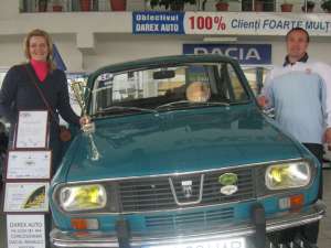 Narcisa şi Dănuţ Crainiciuc, alături de vedeta colecţiei, o Dacia 1300 din 1969