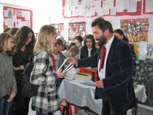 Constantin Ungureanu BOX dăruind cărţi copiilor