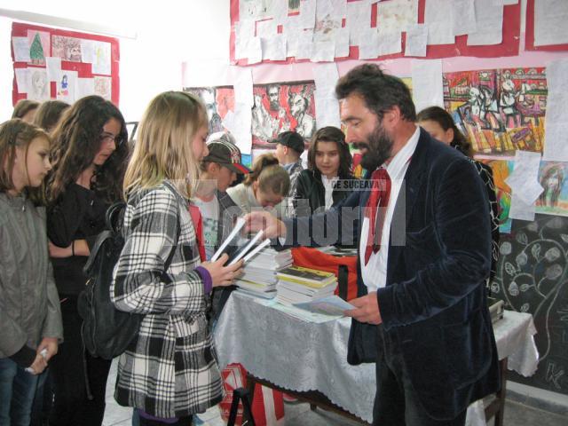 Constantin Ungureanu BOX dăruind cărţi copiilor