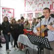 Prof. Adrian Şoiman cântând împreună cu copiii