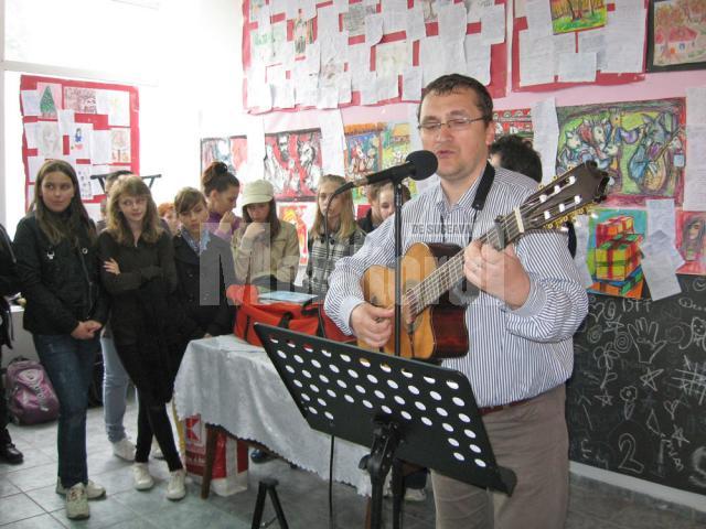 Prof. Adrian Şoiman cântând împreună cu copiii