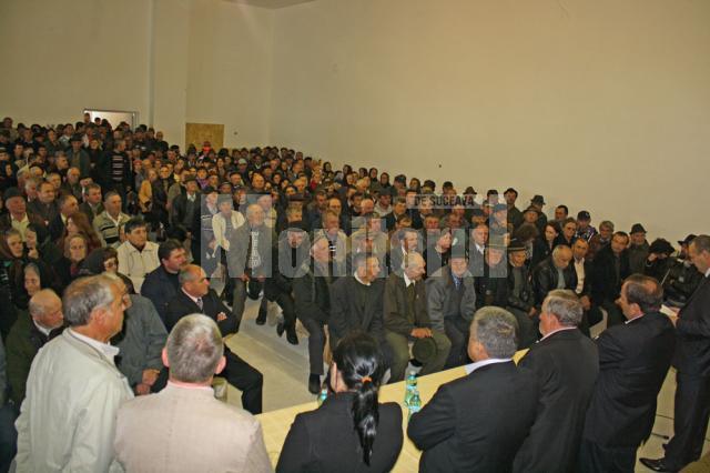 Câteva sute de locuitori din Straja au participat la o întâlnire cu preşedintele CJ, Gheorghe Flutur