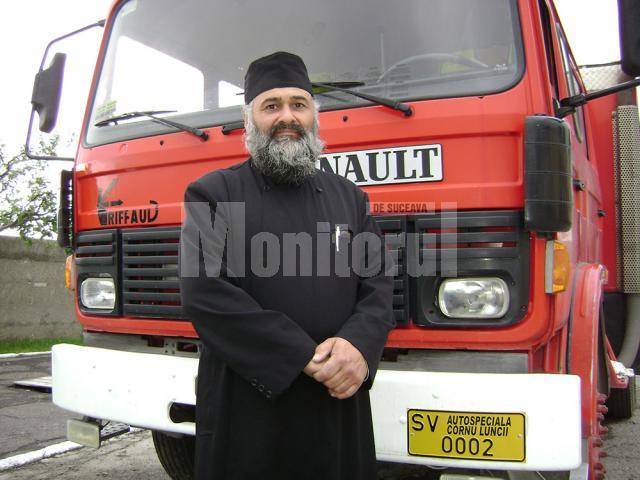 Preotul Gabriel Puiu Florea a cumpărat maşina de pompieri din Franţa