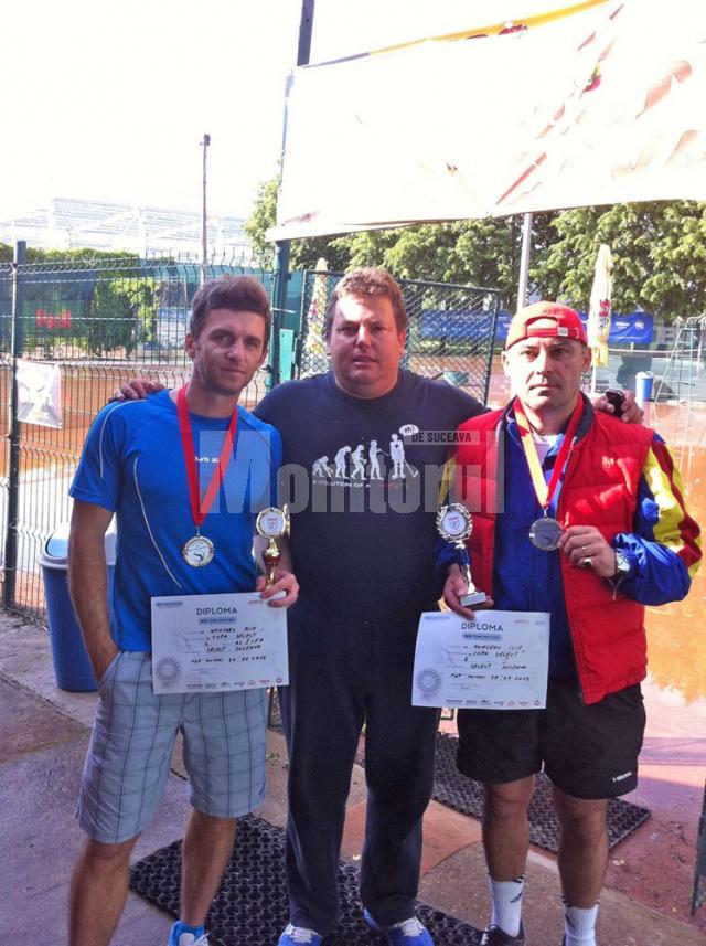 Managerul turneului de la Suceava, Mihai Pop, încadrat de doi dintre medaliaţi, Alin Opincaru şi Ilie Hunceac