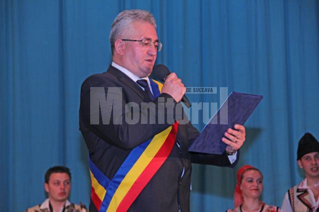 Primarul Ion Lungu va înmâna diploma preşedintelui juriului, Viorel Munteanu