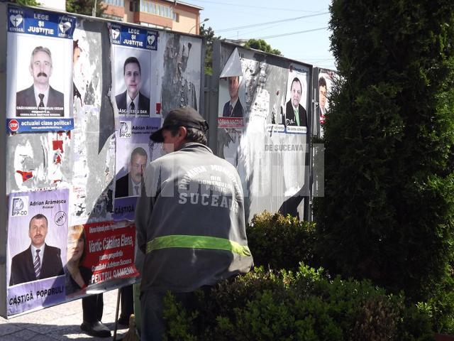 Angajaţii municipalităţii au îndepărtat ieri toate afişele puse de mai multe ori pe aceleaşi panouri
