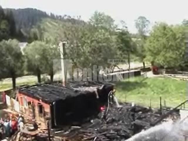Un puternic incendiu a provocat pagube în două gospodării din comuna Putna