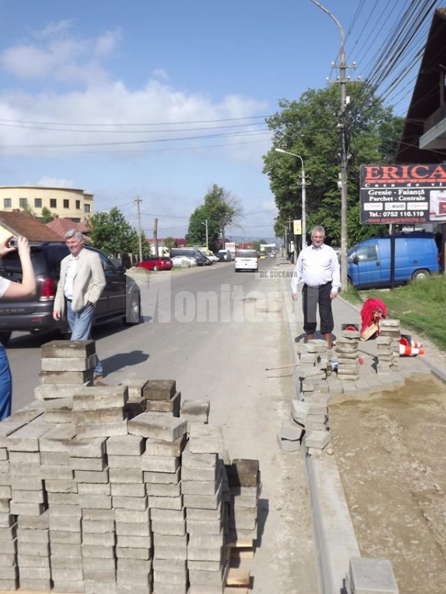 Primarul Sucevei a verificat lucrările de refacere a trotuarelor de pe  strada Gheorghe Doja cu pavele refolosite