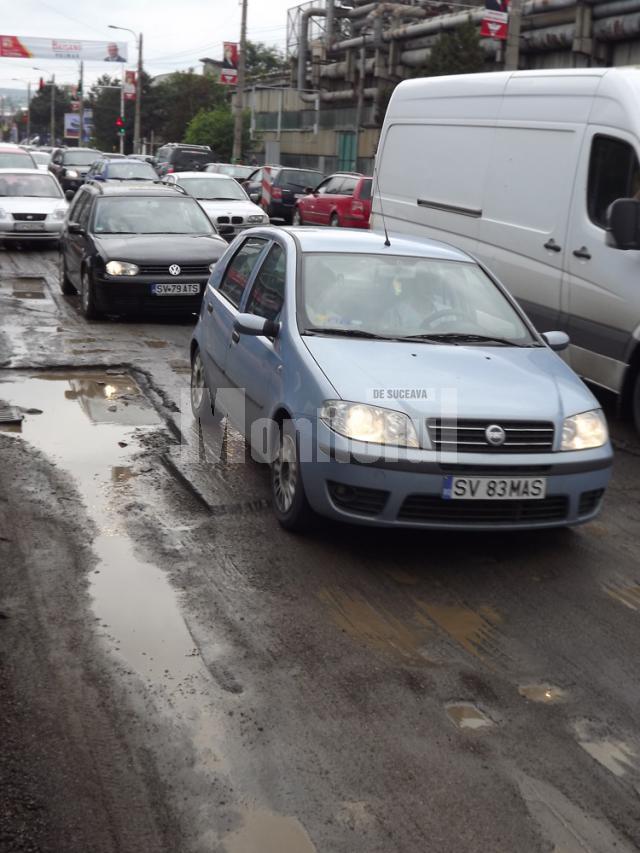Un sens de circulaţie de pe Calea Unirii, „paralizat” din cauza lucrărilor de asfaltare nefinalizate