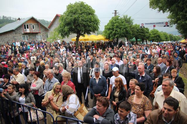 Mii de locuitori din Dărmăneşti au venit la concertul maestrului Nicolae Botgros
