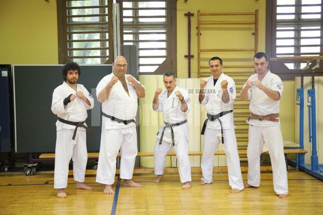 Cei patru reprezentanţi ai României la seminarul de la Berlin împreună cu maestrul Hanshi Albert C. Mady (în mijloc)