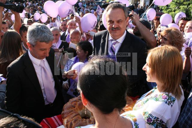 Liderul PP-DD, Dan Diaconescu, a fost întâmpinat  la Suceava cu pâine şi sare, la fel ca în toate celelalte localităţi unde a poposit