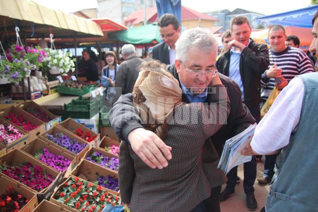 Ion Lungu s-a întâlnit cu comercianţii din Piaţa Burdujeni, care va fi modernizată anul viitor