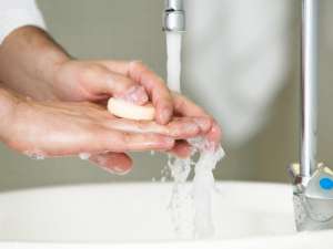 În ultimii ani, s-a răspândit folosirea gelurilor hidro-alcoolice care se aplică pe mâini pentru a le curăţa