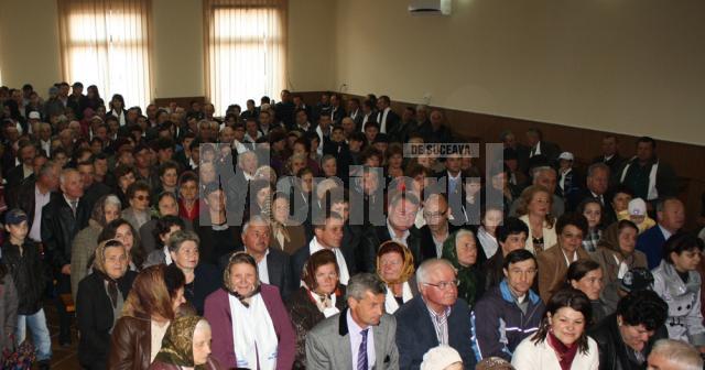 Câteva sute de locuitori ai comunei Sadova au participat la o întâlnire electorală cu preşedintele Consiliului Judeţean Suceava, Gheorghe Flutur, care candidează din partea PDL pentru un nou mandat