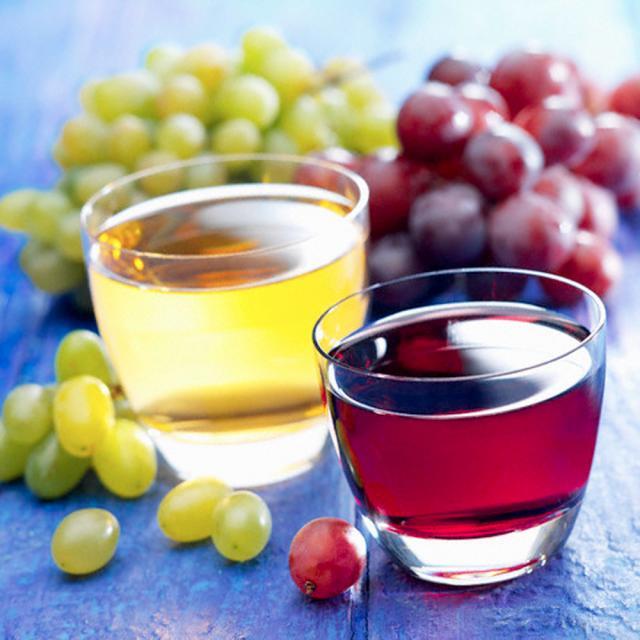 Deşi nu există canoane privind culoarea vinului liturgic, Biserica Ortodoxa foloseşte cu precădere vinul roşu