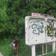 Fostul sediu al Poliţiei Rutiere, acoperit de graffiti şi obscenităţi