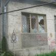 Fostul sediu al Poliţiei Rutiere, acoperit de graffiti şi obscenităţi