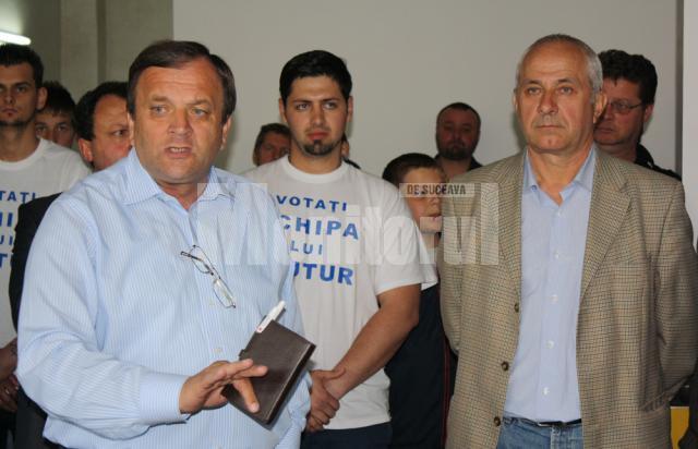 Președintele PDL al Consiliului Județean, Gheorghe Flutur, care candidează pentru un nou mandat la alegerile locale din 10 iunie, s-a aflat în campanie electorală în localitatea Broșteni