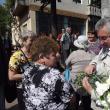Ion Lungu a oferit flori mămicilor şi bunicilor, de Ziua Copilului