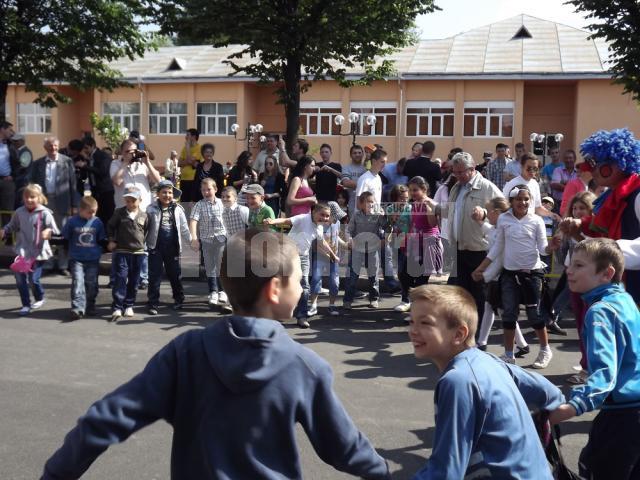 Ion Lungu s-a prins în horă, alături de copii şi tineri