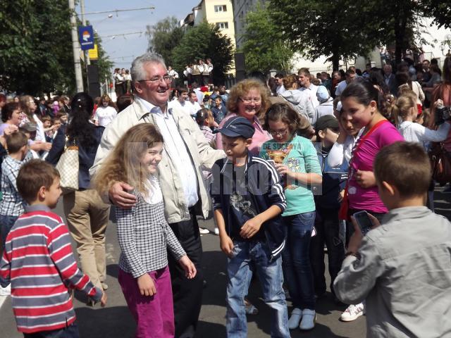 Ion Lungu a pozat alături de copii, la cererea acestora