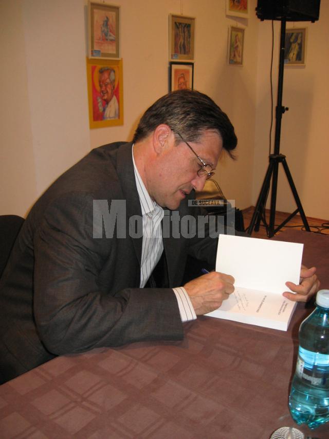Dragoș Danubianu oferind autografe