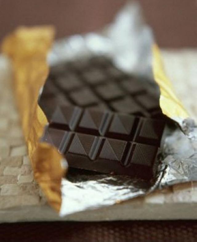 Ciocolata este bogată în polifenoli, puternici antioxidanţi naturali care limitează stresul şi reduc riscurile de declanşare a maladiilor cardiovasculare