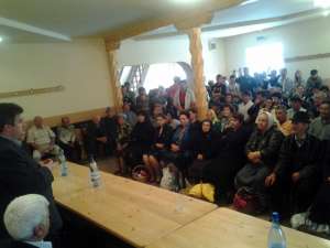Sute de locuitori din Hârtop au spus că votează cu USL şi Cătălin Nechifor