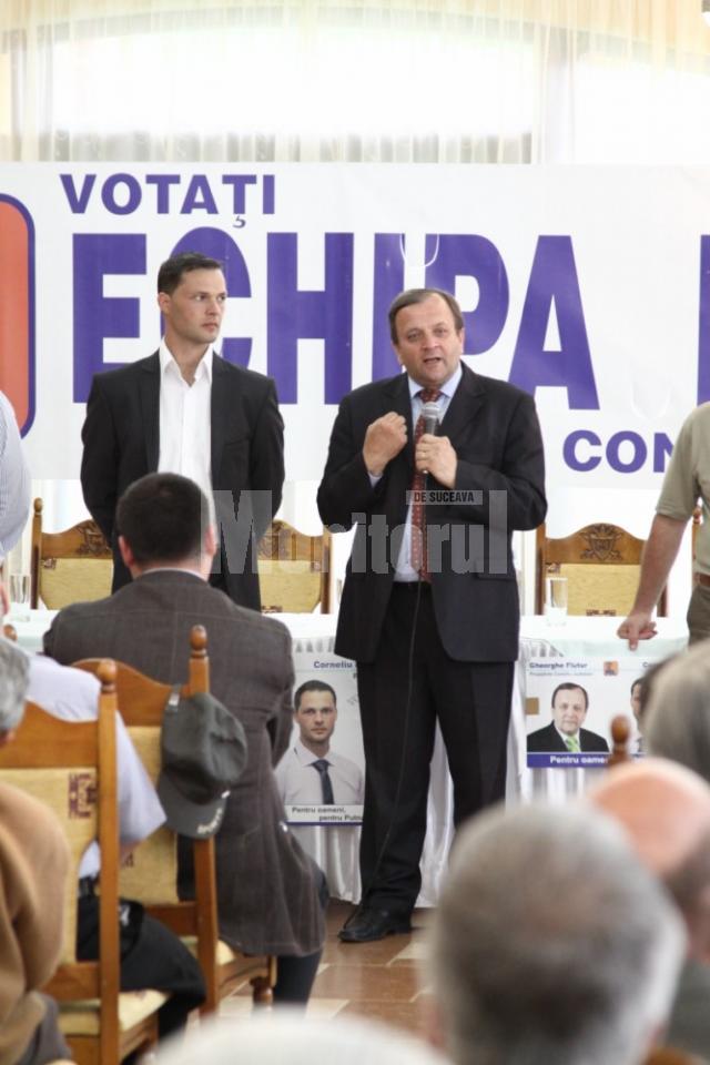 Câteva sute de locuitori din Putna au participat la o întâlnire electorală cu şeful administraţiei judeţene, Gheorghe Flutur