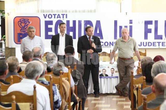 Corneliu Popa, candidatul PDL pentru funcţia de primar al comunei Putna, alături de Gheorghe Flutur