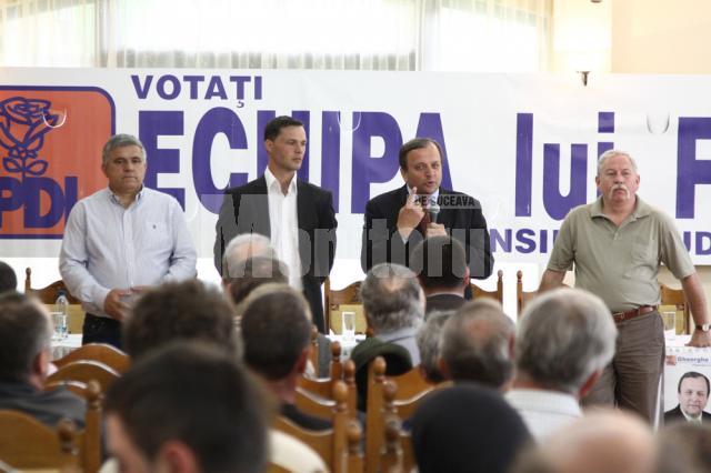 Corneliu Popa, candidatul PDL pentru funcţia de primar al comunei Putna, alături de Gheorghe Flutur