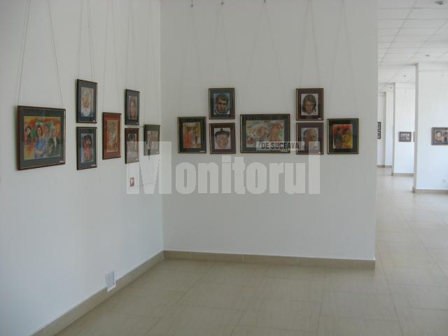 Scene de vernisaj şi „portrete de flori”, la Galeria „Ştefan Luchian”