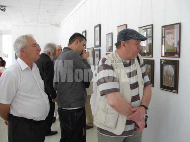 Scene de vernisaj şi „portrete de flori”, la Galeria „Ştefan Luchian”