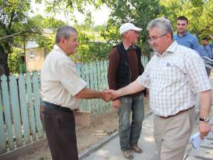 Ion Lungu s-a întâlnit cu locuitorii de pe strada Căpitan Grigore Andrei, recent asfaltată