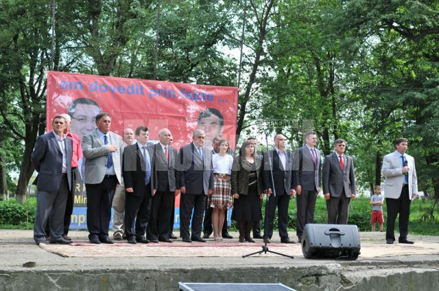 Sute de locuitori din Dumbrăveni au venit să-l susţină pe primarul Ioan Pavăl