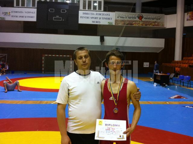 Antrenorul Daniel Ciubotariu şi medaliatul cu argint Ionuţ Acostăchioaie