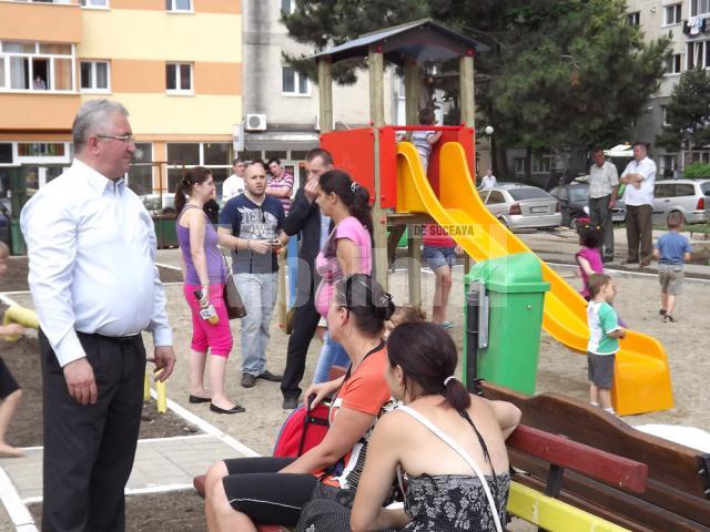 Ion Lungu a inaugurat noul loc de joacă de lângă Biserica Sf. Andrei