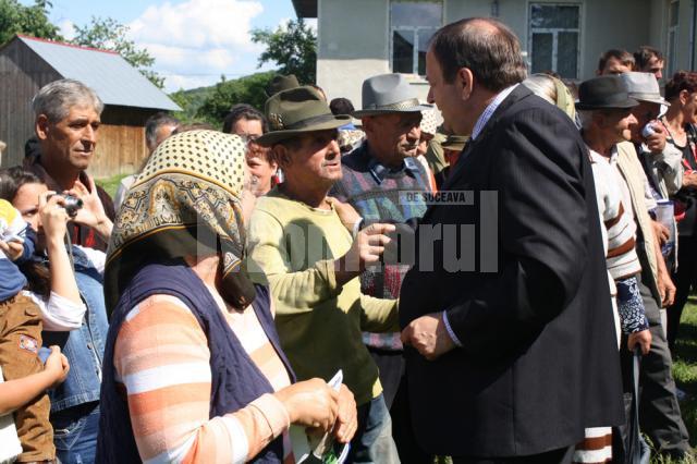 Preşedintele Consiliului Judeţean, Gheorghe Flutur, candidatul PDL pentru un nou mandat la şefia administraţiei judeţene, s-a aflat printre locuitorii satului Giurgeşti, din comuna Vultureşti