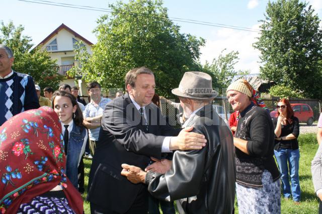 Preşedintele Consiliului Judeţean, Gheorghe Flutur, candidatul PDL pentru un nou mandat la şefia administraţiei judeţene, s-a aflat printre locuitorii satului Giurgeşti, din comuna Vultureşti