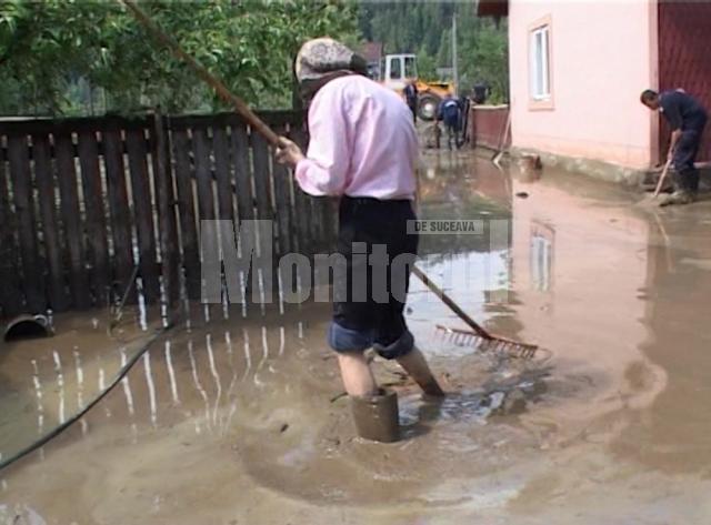 După ploile de luni noapte, 28 de gospodării şi case au fost inundate, la Valea Stânii şi Buda