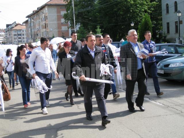 Gheorghe Flutur şi Ion Lungu s-au aflat ieri printre locuitorii municipiului Suceava, cărora le-au oferit umbrele albe şi materiale electorale