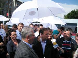 Gheorghe Flutur  şi Ion Lungu s-au aflat ieri printre locuitorii municipiului Suceava, cărora le-au oferit umbrele albe şi materiale electorale