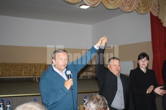 Gheorghe Flutur şi primarul comunei Baia, Mihail Cârlan